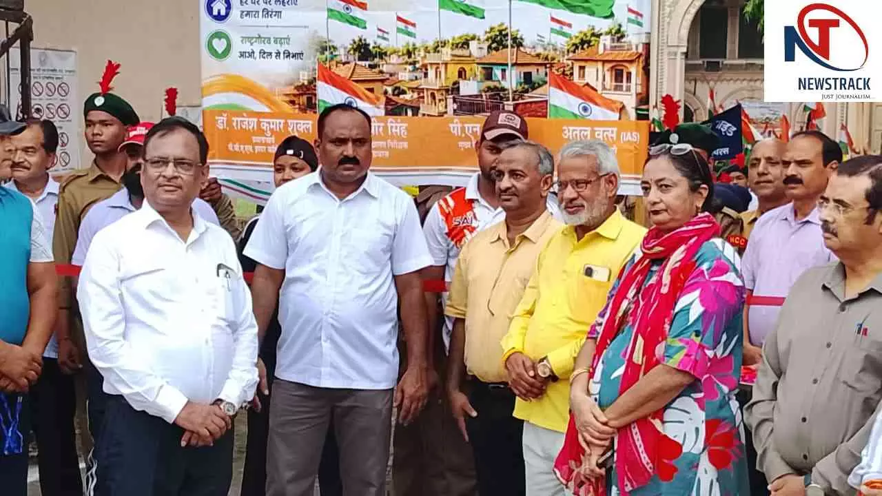 Hathras News: हाथरस में निकली भव्य तिरंगा रैली, विद्यार्थियों ने दिया हर घर तिरंगा का संदेश Hathras News: हाथरस में निकली भव्य तिरंगा रैली, विद्यार्थियों ने दिया हर घर तिरंगा का संदेश