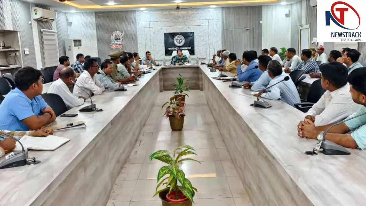 Raebareli: स्कूली बच्चों की सुरक्षा को लेकर डीएम सख्त, बिना फिटनेस स्कूल वाहन चलाने पर होगी कार्रवाई Raebareli: स्कूली बच्चों की सुरक्षा को लेकर डीएम सख्त, बिना फिटनेस स्कूल वाहन चलाने पर होगी कार्रवाई