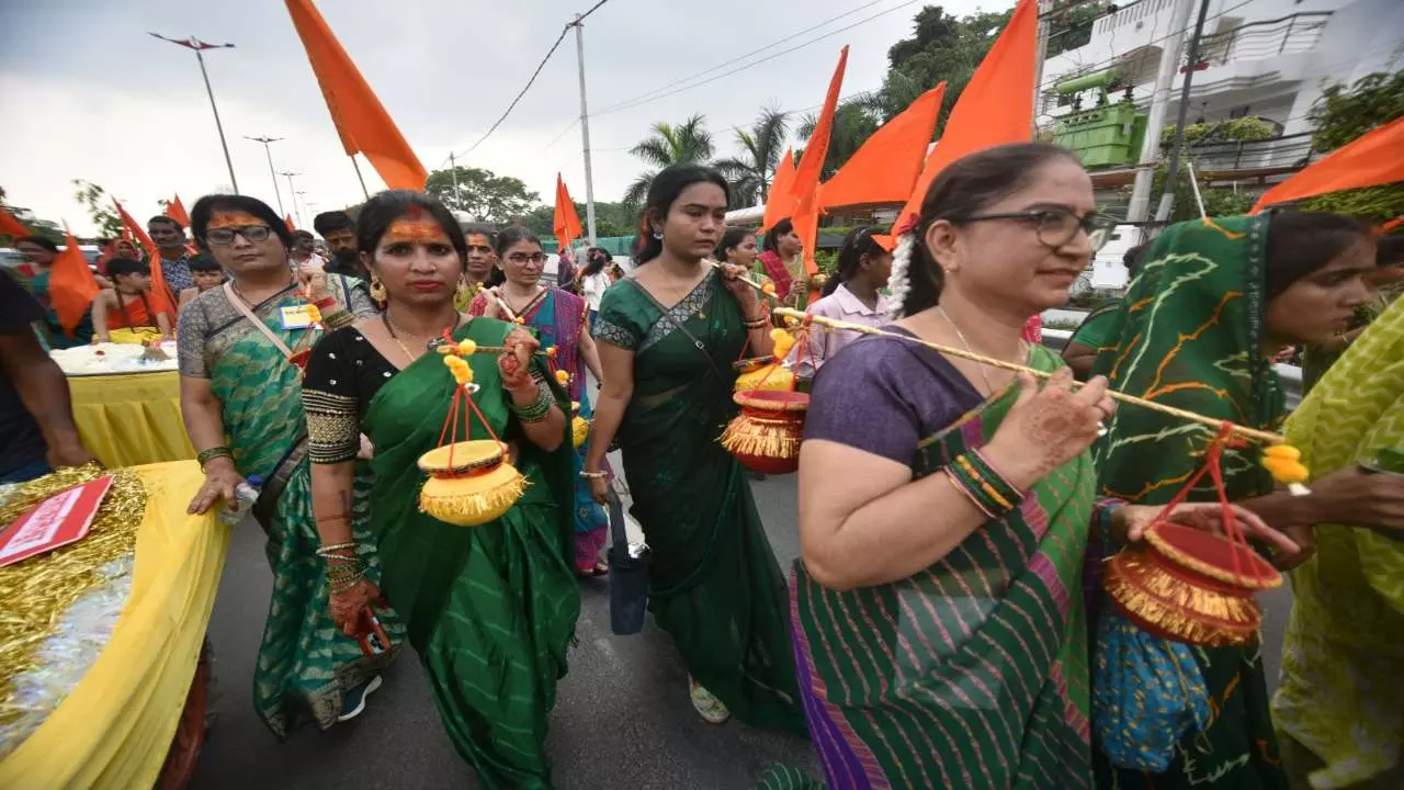 Lucknow Women Kanwar Yatra