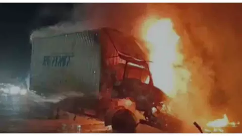 Firozabad News: ट्रक में घुसा तेज रफ्तार कंटेनर, केबिन में लगी भीषण आग, चालक-परिचालक सुरक्षित Firozabad News: ट्रक में घुसा तेज रफ्तार कंटेनर, केबिन में लगी भीषण आग, चालक-परिचालक सुरक्षित