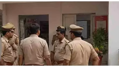 Chandauli News: 45 वर्षीय अधेड़ की मौत, संदिग्ध परिस्थितियों में फंदे से लटका मिला शव Chandauli News: 45 वर्षीय अधेड़ की मौत, संदिग्ध परिस्थितियों में फंदे से लटका मिला शव