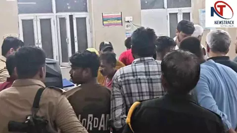 Mainpuri News: मंदिर पर कहासुनी के बाद खूनी संघर्ष,फायरिंग में पांच साल की बच्ची को लगी गोली Mainpuri News: मंदिर पर कहासुनी के बाद खूनी संघर्ष,फायरिंग में पांच साल की बच्ची को लगी गोली