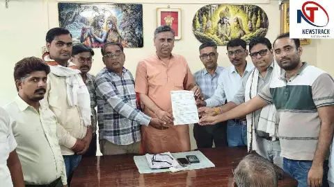 Hathras News: वीडियो कॉल से विद्यालयों की निगरानी के विरोध में शिक्षक, विधायक को सौंपा ज्ञापन Hathras News: वीडियो कॉल से विद्यालयों की निगरानी के विरोध में शिक्षक, विधायक को सौंपा ज्ञापन