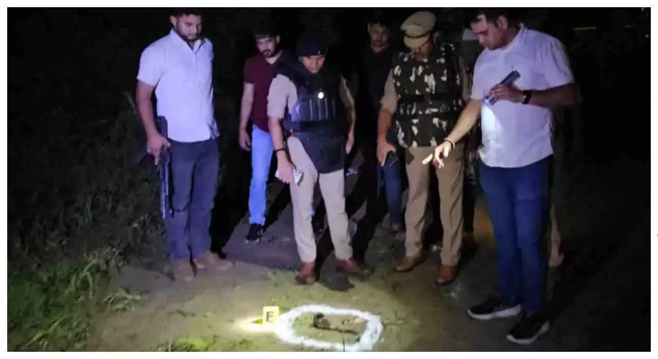 Auraiya News: 25 हजार के इनामी गोवध आरोपी से पुलिस की मुठभेड़, पैर में गोली लगने के बाद गिरफ्तार Auraiya News: 25 हजार के इनामी गोवध आरोपी से पुलिस की मुठभेड़, पैर में गोली लगने के बाद गिरफ्तार