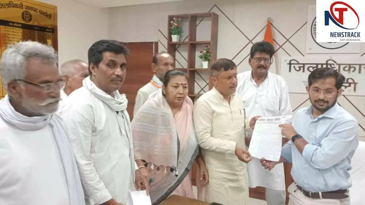 Chandauli News: शहीद स्मारक को राजनीतिक रंग न दिया जाय,कांग्रेस जिलाध्यक्ष ने डीएम को दिया पत्रक Chandauli News: शहीद स्मारक को राजनीतिक रंग न दिया जाय,कांग्रेस जिलाध्यक्ष ने डीएम को दिया पत्रक