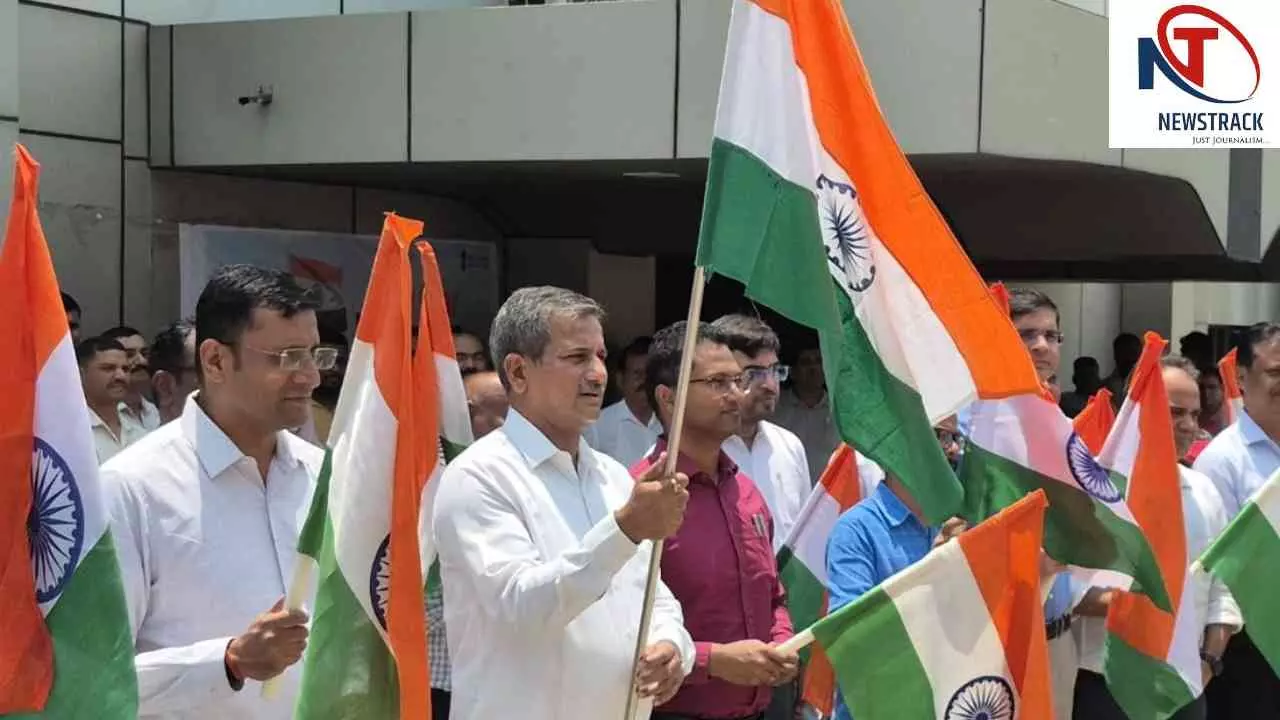 Chandauli News: हाथों में तिरंगा लेकर वंदे मातरम के उद्घोष के साथ देशप्रेम का दिया संदेश Chandauli News: हाथों में तिरंगा लेकर वंदे मातरम के उद्घोष के साथ देशप्रेम का दिया संदेश