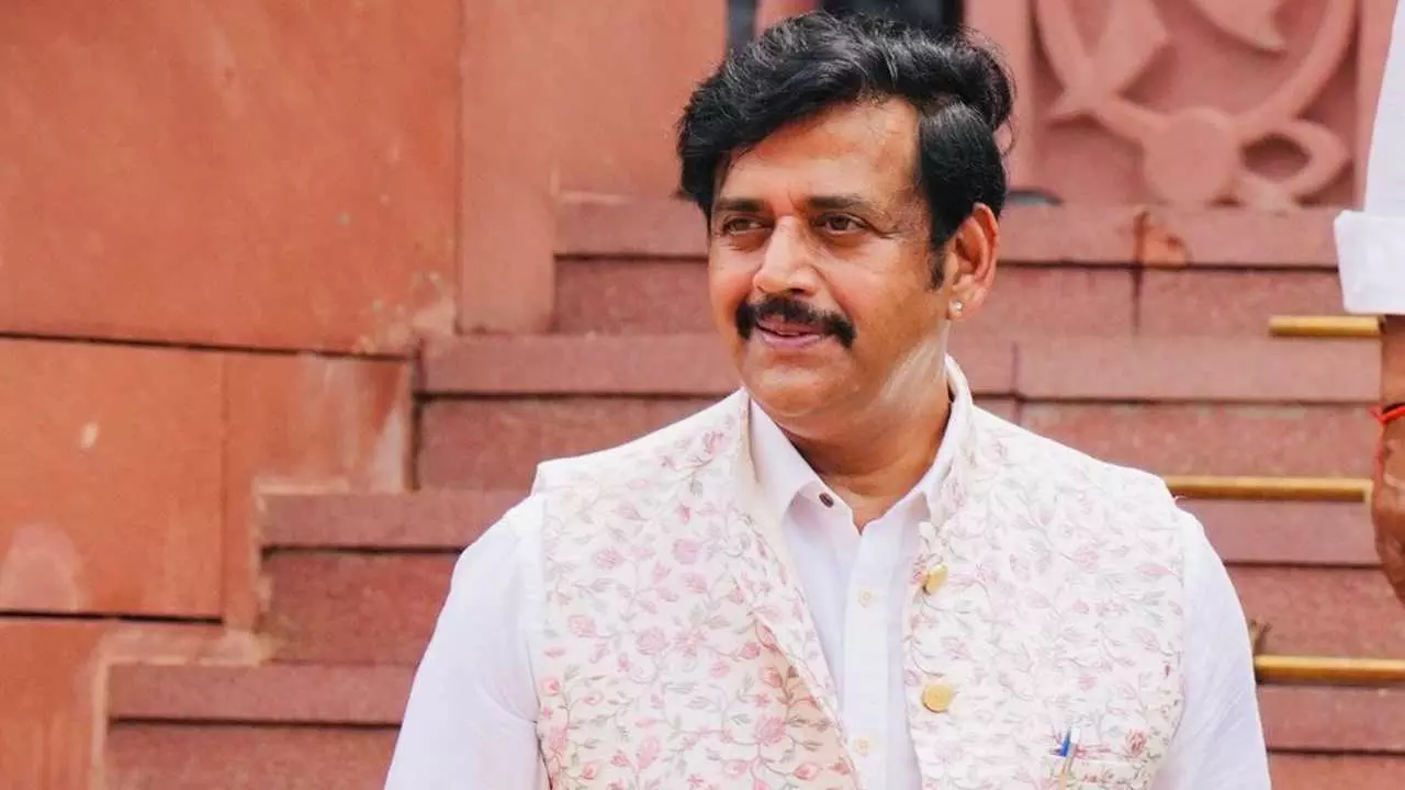 बाहर निकले तो फिर... रवि किशन के वायरल वीडियो से तंग आई पत्नी, हाउस अरेस्ट का बनया प्लान! बाहर निकले तो फिर... रवि किशन के वायरल वीडियो से तंग आई पत्नी, हाउस अरेस्ट का बनया प्लान!