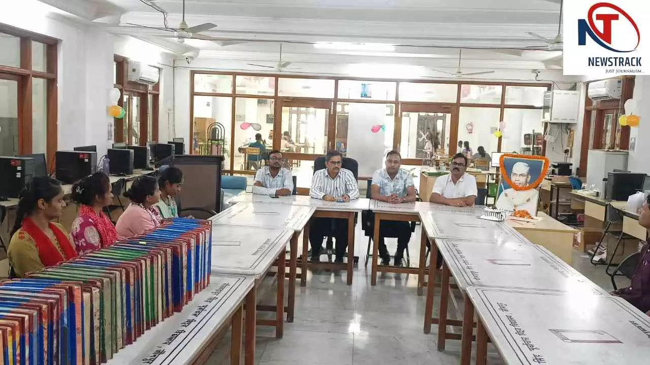 Jaunpur News: किताबों से आगे ज्ञान की दुनिया खोलता है पुस्तकालय: प्रो. राज कुमार
