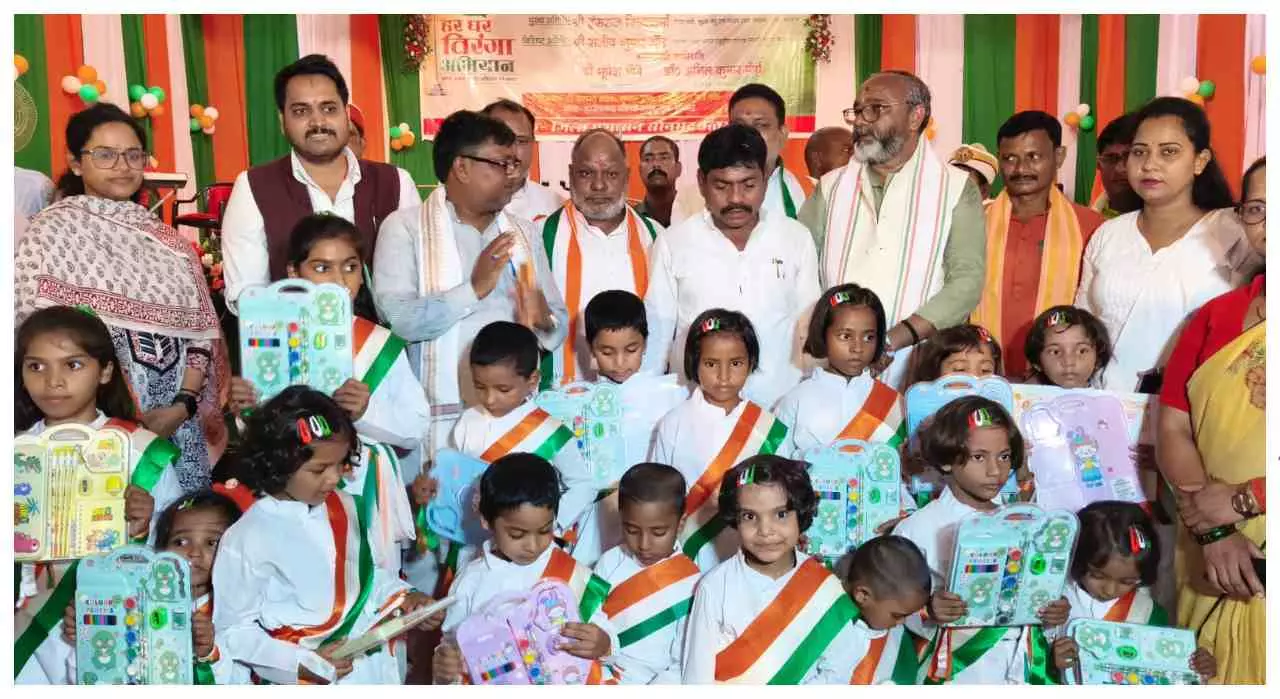 Sonbhdra News: चुर्क में भव्य तिरंगा महोत्सव, रंगोली-प्रदर्शनी ने बांधा देशभक्ति का समां Sonbhdra News: चुर्क में भव्य तिरंगा महोत्सव, रंगोली-प्रदर्शनी ने बांधा देशभक्ति का समां