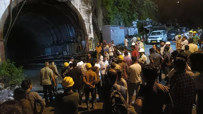 THDC टनल हादसा Video : 13 लोगों का सुरक्षित रेस्क्यू, 5-7 लोगों के फंसे होने की आशंका; रेस्क्यू ऑपरेशन जारी THDC टनल हादसा Video : 13 लोगों का सुरक्षित रेस्क्यू, 5-7 लोगों के फंसे होने की आशंका; रेस्क्यू ऑपरेशन जारी