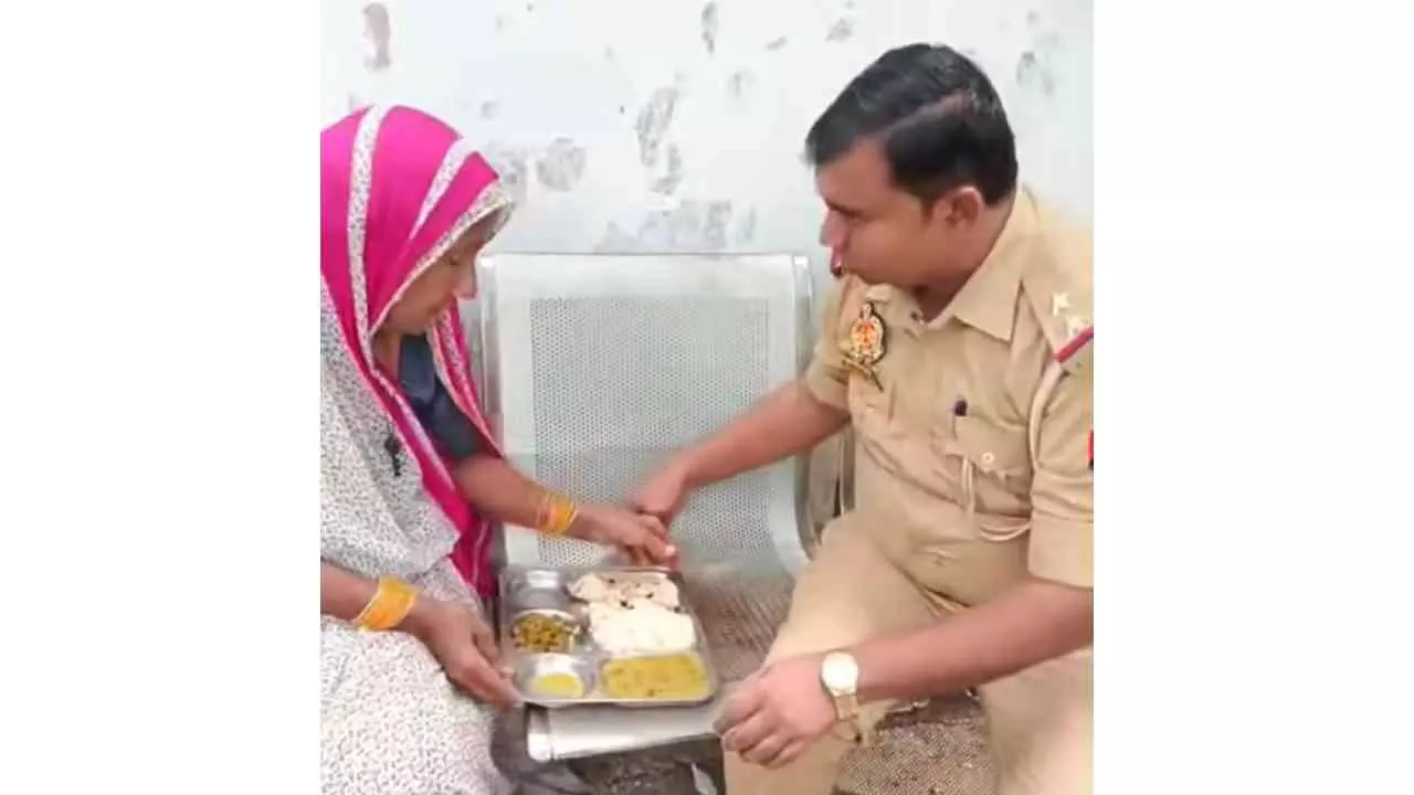 Jalaun News: आटा मांगने पर बहू ने दी बुजुर्ग को मारने की धमकी, थानाध्यक्ष ने पहले कराया भोजन Jalaun News: आटा मांगने पर बहू ने दी बुजुर्ग को मारने की धमकी, थानाध्यक्ष ने पहले कराया भोजन