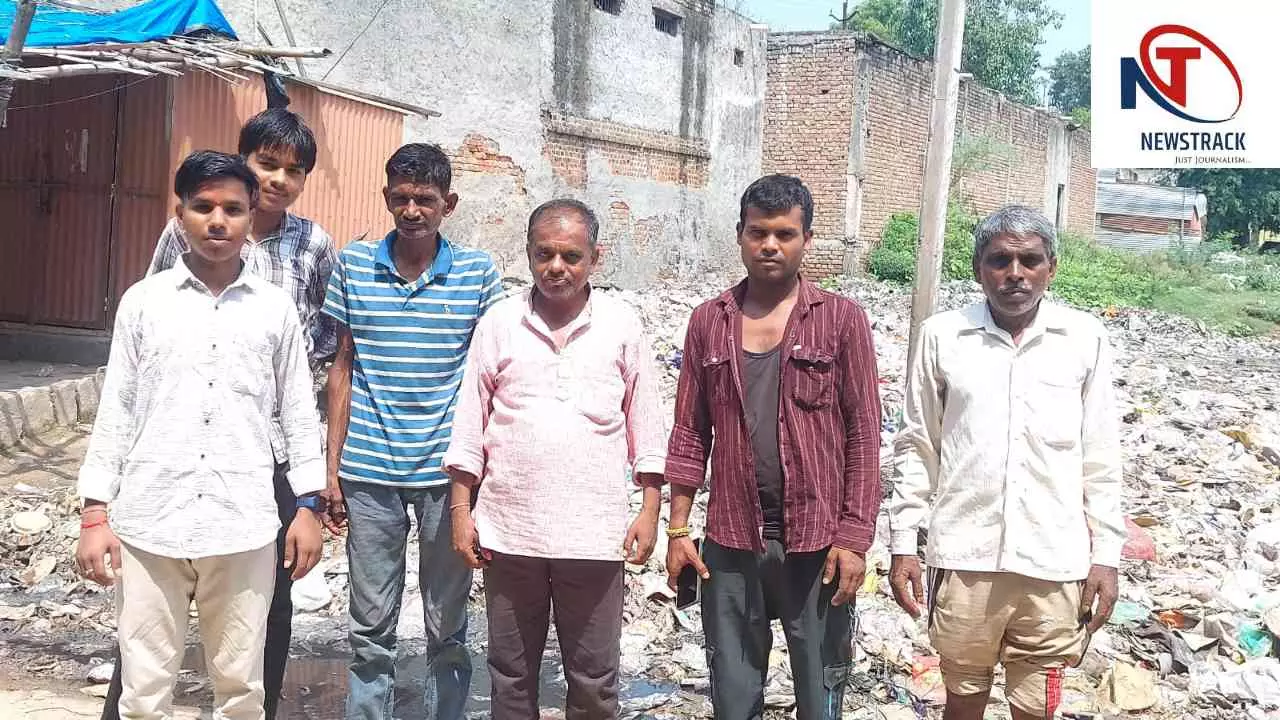 Mathura News: सुरीर बस स्टैंड तिराहे पर गंदगी और जलभराव से ग्रामीण परेशान Mathura News: सुरीर बस स्टैंड तिराहे पर गंदगी और जलभराव से ग्रामीण परेशान