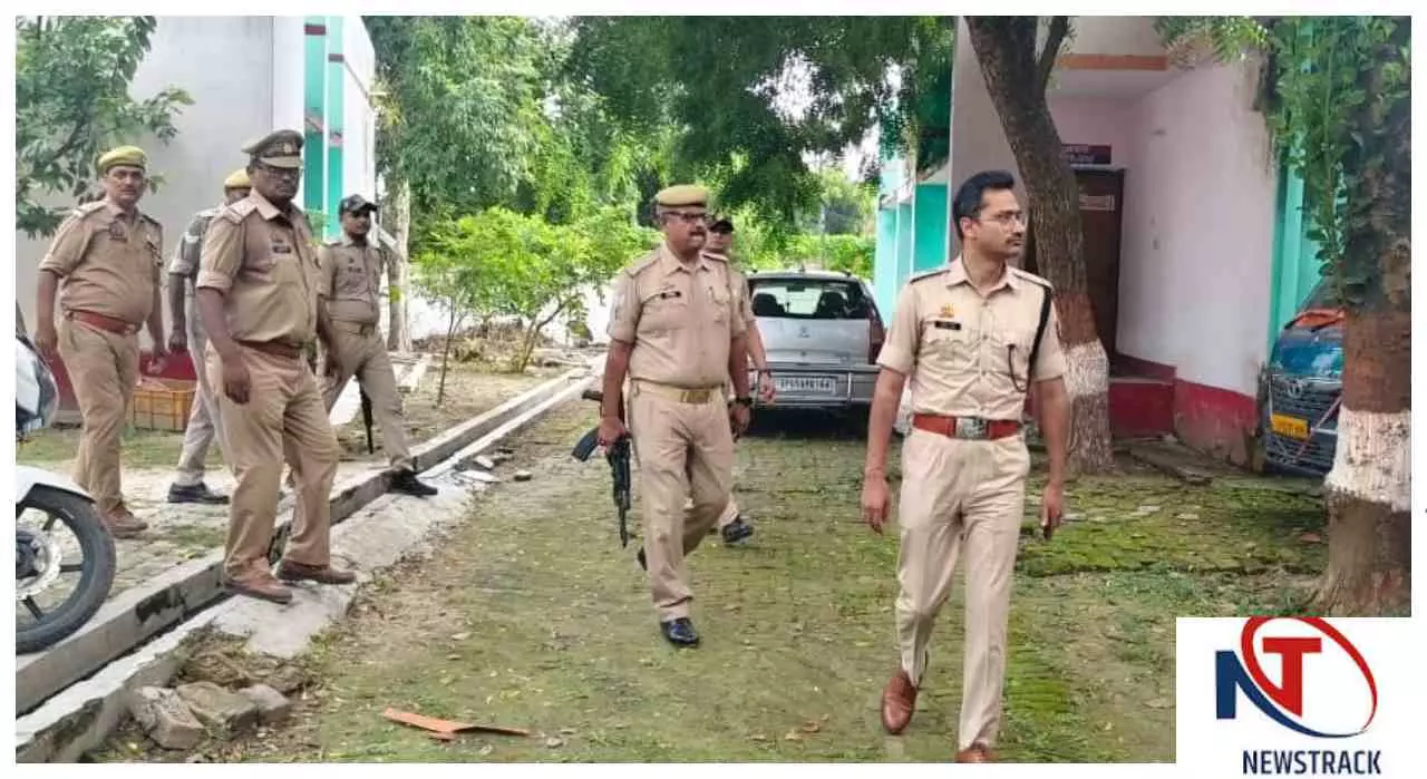 Chandauli News: एसपी आकाश पटेल का धीना थाने पर औचक निरीक्षण, लापरवाही पर लगाई फटकार Chandauli News: एसपी आकाश पटेल का धीना थाने पर औचक निरीक्षण, लापरवाही पर लगाई फटकार