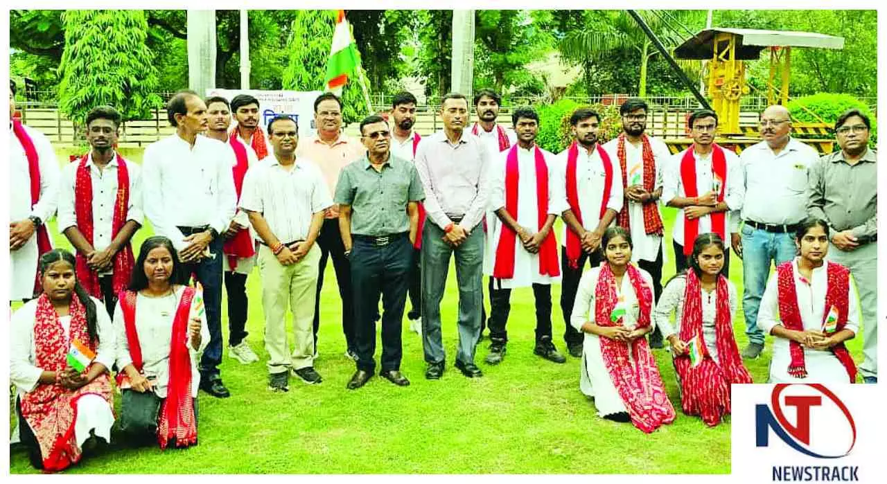 Jhansi News: हर घर तिरंगा अभियान में नुक्कड़ नाटक, झांसी वैगन कारखाने में गूंजा राष्ट्रभक्ति संदेश Jhansi News: हर घर तिरंगा अभियान में नुक्कड़ नाटक, झांसी वैगन कारखाने में गूंजा राष्ट्रभक्ति संदेश