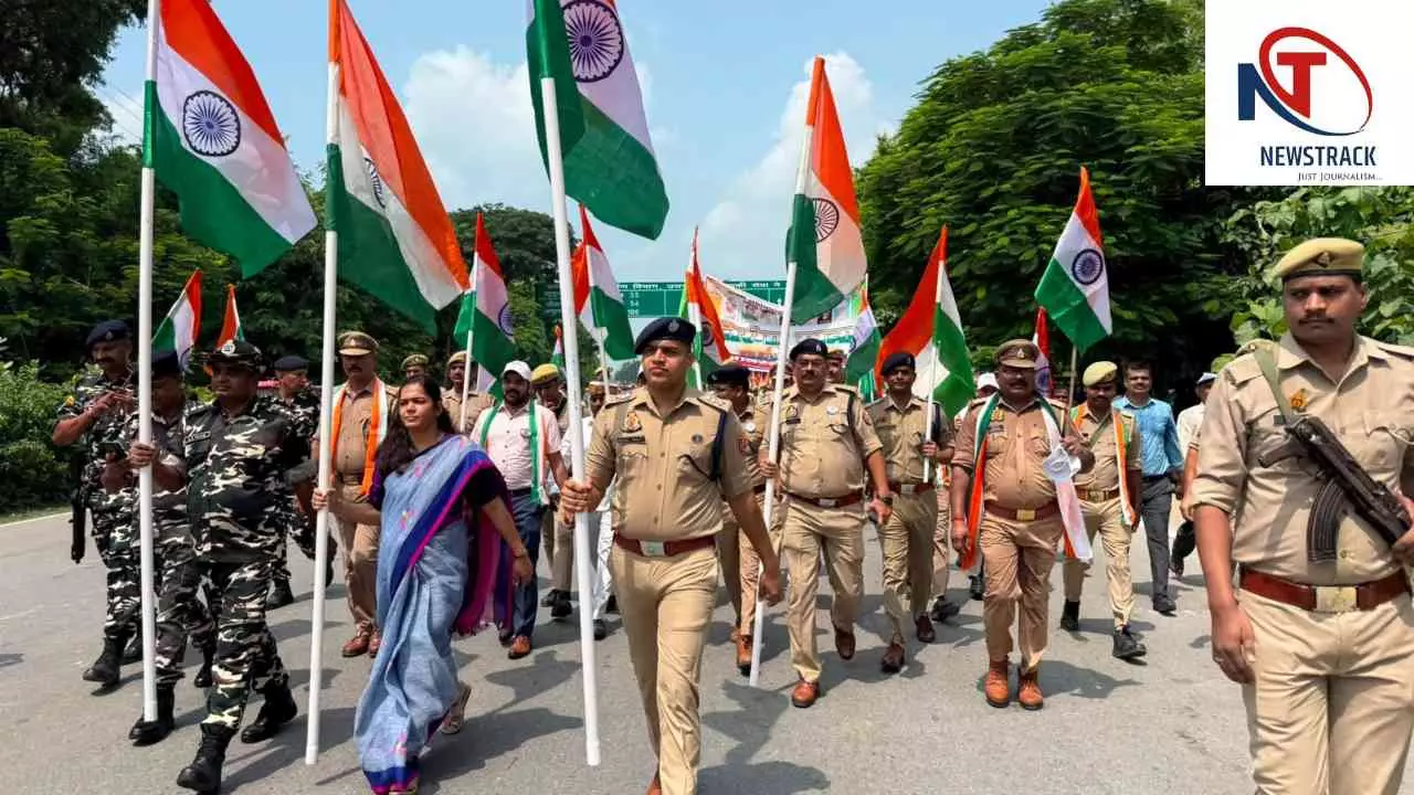 Shravasti News: श्रावस्ती में हर घर तिरंगा रैली, डीएम-एसपी ने लोगों से घरों पर तिरंगा फहराने की अपील