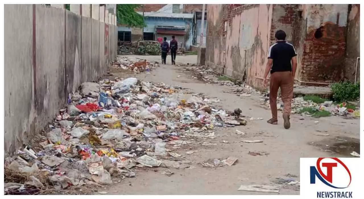 Mathura News: रतन पार्क के पास गंदगी का अंबार, स्वच्छता पुरस्कार प्राप्त अड़ींग पंचायत पर सवाल