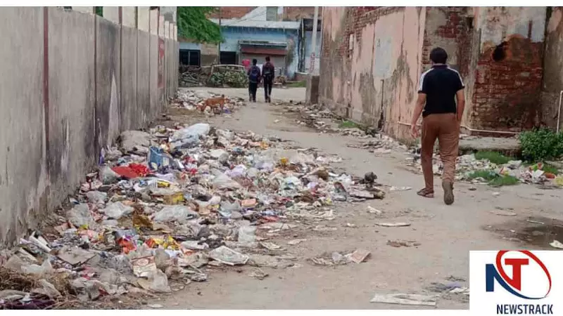 Mathura News: रतन पार्क के पास गंदगी का अंबार, स्वच्छता पुरस्कार प्राप्त अड़ींग पंचायत पर सवाल Mathura News: रतन पार्क के पास गंदगी का अंबार, स्वच्छता पुरस्कार प्राप्त अड़ींग पंचायत पर सवाल