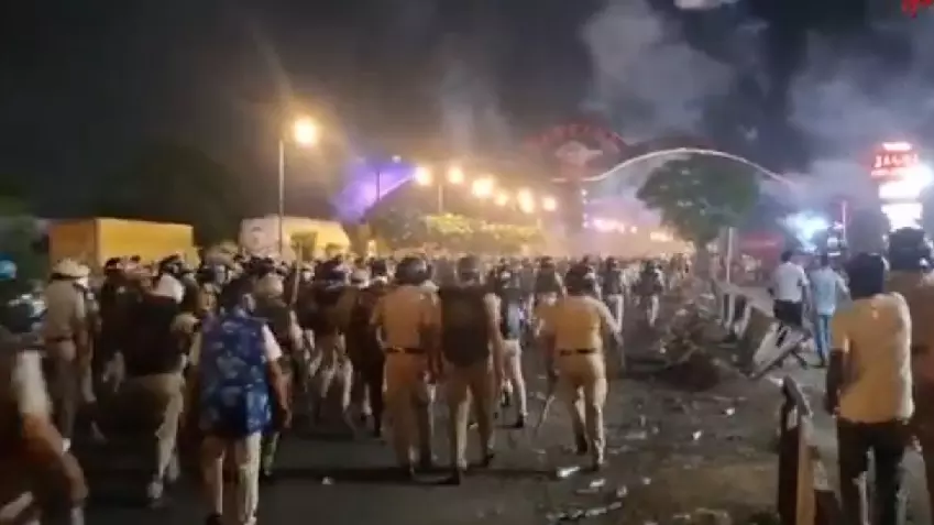 पंजोखरा साहिब विवाद: हाईवे पर संगत का हंगामा, लाठीचार्ज और आंसू गैस के बीच DSP का अंगूठा कटा पंजोखरा साहिब विवाद: हाईवे पर संगत का हंगामा, लाठीचार्ज और आंसू गैस के बीच DSP का अंगूठा कटा