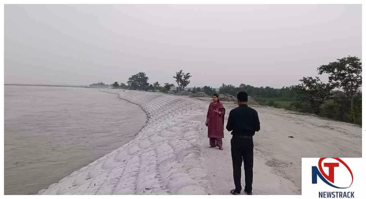 Bijnor News: डीएम जसजीत कौर ने बाढ़ राहत कार्यों की समीक्षा की, बैराज-तटबंध का किया निरीक्षण
