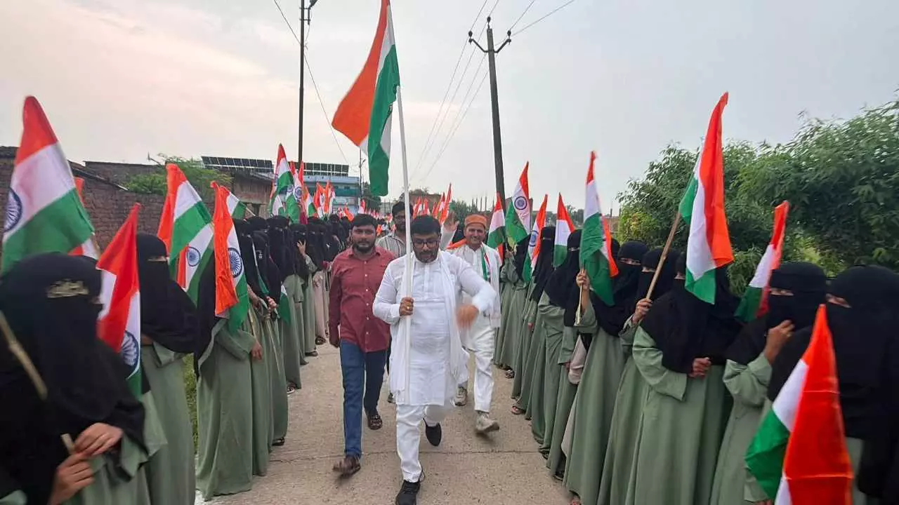 बुर्का, तिरंगा और जुबां पर BJP...UP में मुस्लिम महिलाओं का बदला अंदाज, टेंशन में विपक्ष! बुर्का, तिरंगा और जुबां पर BJP...UP में मुस्लिम महिलाओं का बदला अंदाज, टेंशन में विपक्ष!