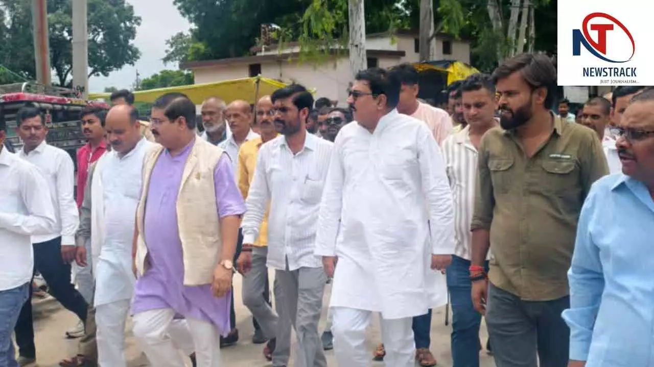 Hardoi News:सुरसा में देवी-देवताओं पर कथित आपत्तिजनक टिप्पणी के विरोध में प्रदर्शन, कार्रवाई की मांग Hardoi News:सुरसा में देवी-देवताओं पर कथित आपत्तिजनक टिप्पणी के विरोध में प्रदर्शन, कार्रवाई की मांग