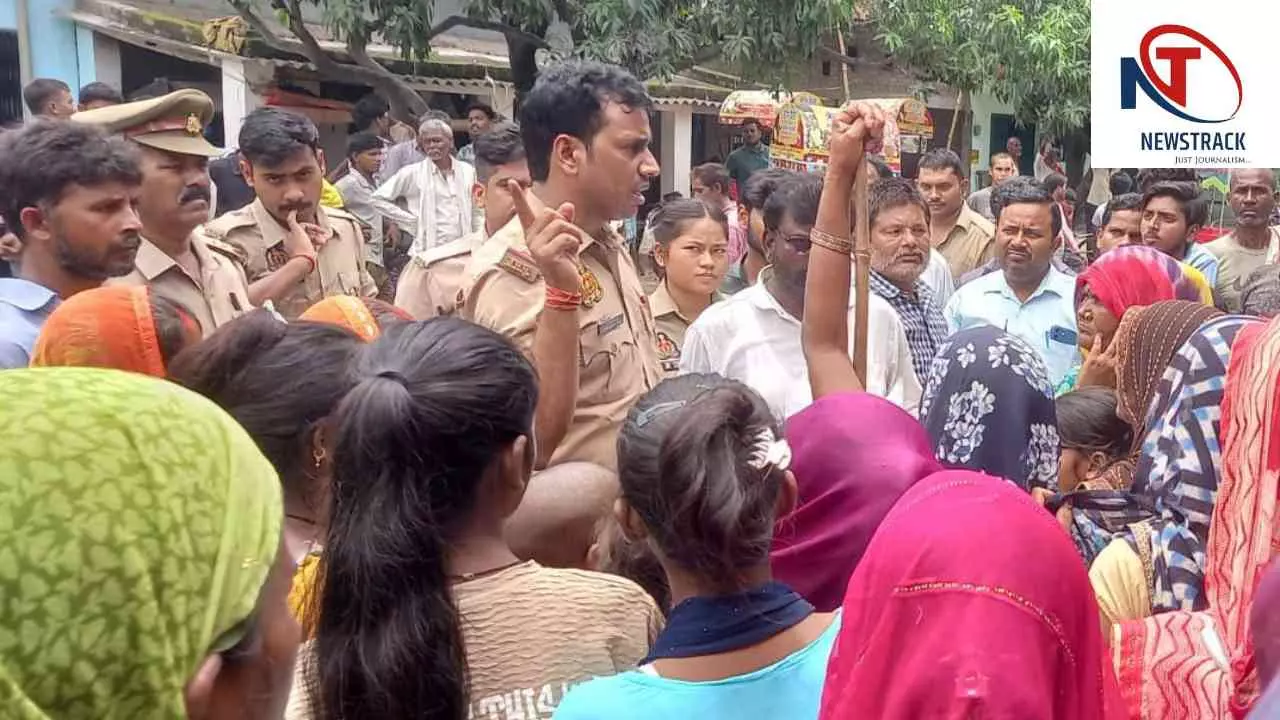 Azamgarh: महिलाओं ने शराब की दुकान के विरोध में किया सड़क जाम, मंदिर-विद्यालय से दूर हटाने की मांग Azamgarh: महिलाओं ने शराब की दुकान के विरोध में किया सड़क जाम, मंदिर-विद्यालय से दूर हटाने की मांग