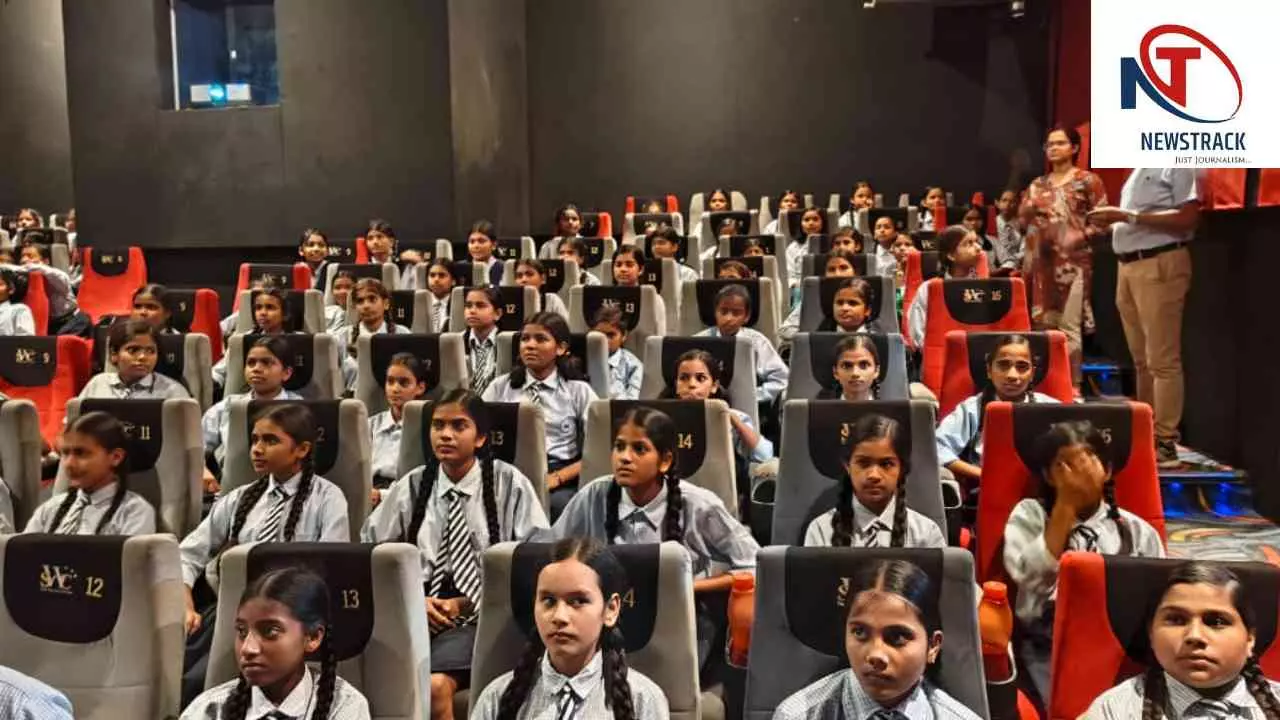 Sonbhadra News: बड़े पर्दे पर चमका वीरों का शौर्य, देशभक्ति के रंग में रंगे नौनिहाल Sonbhadra News: बड़े पर्दे पर चमका वीरों का शौर्य, देशभक्ति के रंग में रंगे नौनिहाल