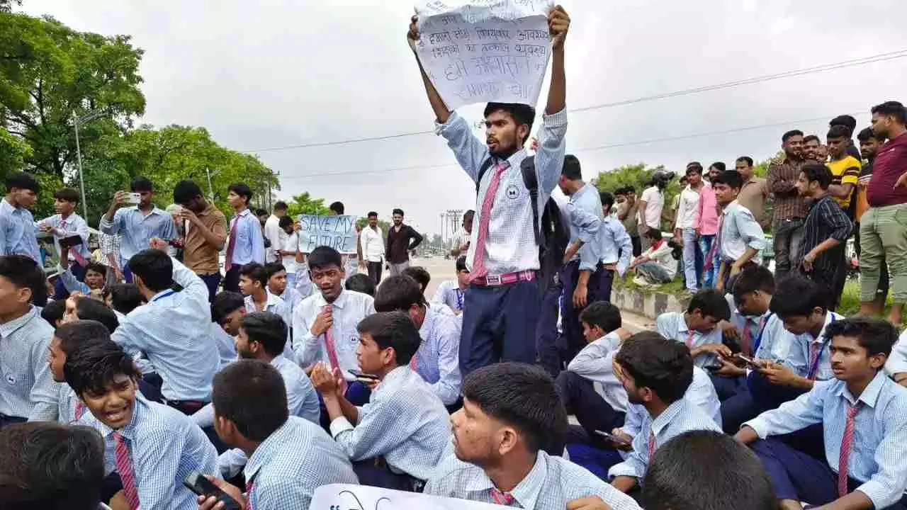 लखनऊ में Gen Alpha का हल्लाबोल! सैकड़ों छात्रों ने किया चक्का जाम, मंत्री असीम अरुण ने संभाला मोर्चा