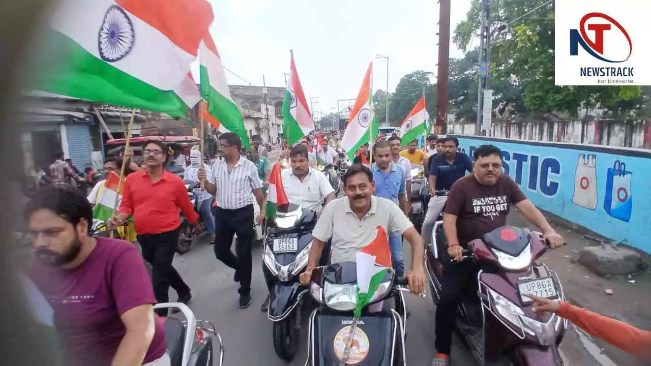 Hathras News: देशभक्ति के नारों से गूंजा हाथरस, एडीएचआर की तिरंगा बाइक रैली में उमड़ा उत्साह Hathras News: देशभक्ति के नारों से गूंजा हाथरस, एडीएचआर की तिरंगा बाइक रैली में उमड़ा उत्साह