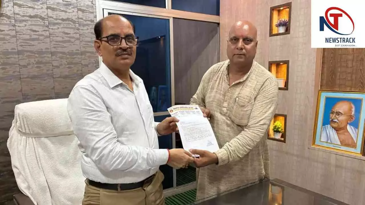 Auraiya: शिक्षणेत्तर कर्मचारियों की समस्याओं के समाधान की मांग, संयुक्त शिक्षा निदेशक को सौंपा पत्र Auraiya: शिक्षणेत्तर कर्मचारियों की समस्याओं के समाधान की मांग, संयुक्त शिक्षा निदेशक को सौंपा पत्र