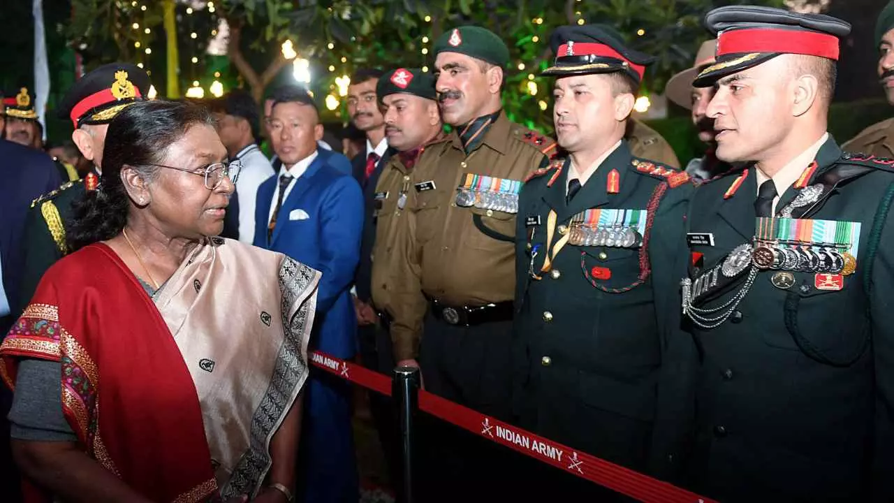 स्वतंत्रता दिवस से पहले राष्ट्रपति मुर्मू ने 78 वीरता पुरस्कारों को दी मंजूरी, 13 शहीद जवानों को मरणोपरांत सम्मान स्वतंत्रता दिवस से पहले राष्ट्रपति मुर्मू ने 78 वीरता पुरस्कारों को दी मंजूरी, 13 शहीद जवानों को मरणोपरांत सम्मान