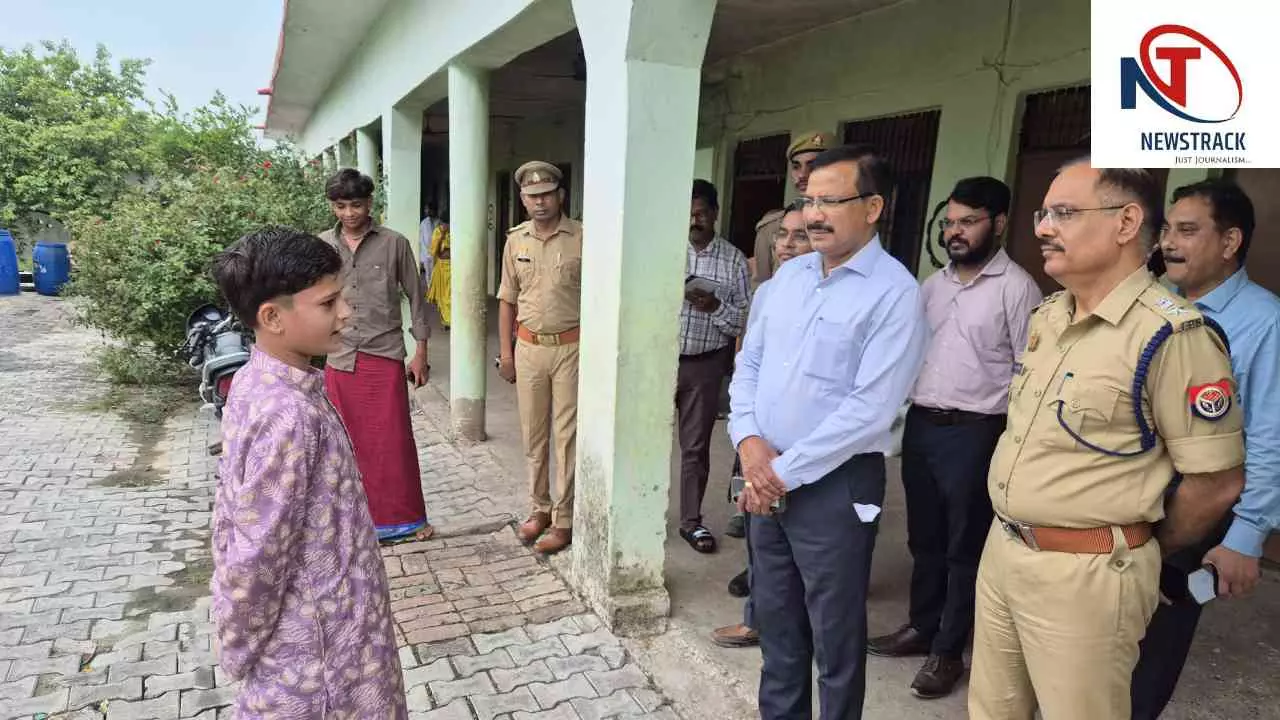Jalaun News: छात्र की तबीयत बिगड़ी तो डीएम-एसपी पहुंचे विद्यालय, स्वास्थ्य शिविर में हुई जांच Jalaun News: छात्र की तबीयत बिगड़ी तो डीएम-एसपी पहुंचे विद्यालय, स्वास्थ्य शिविर में हुई जांच
