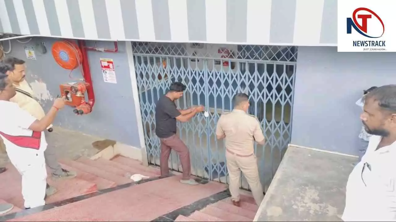 Chandauli News: लापरवाही से महिला की मौत पर निजी अस्पताल पर बड़ी कार्यवाही,मचा हड़कंप Chandauli News: लापरवाही से महिला की मौत पर निजी अस्पताल पर बड़ी कार्यवाही,मचा हड़कंप