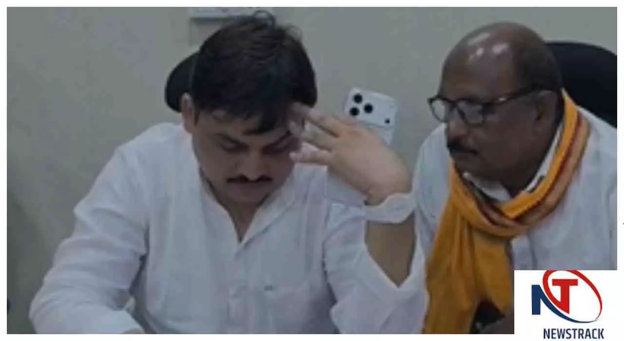 Chandauli News: जनचौपाल, सत्येंद्र बारी ने अधिकारियों को दिए त्वरित निस्तारण के निर्देश Chandauli News: जनचौपाल, सत्येंद्र बारी ने अधिकारियों को दिए त्वरित निस्तारण के निर्देश