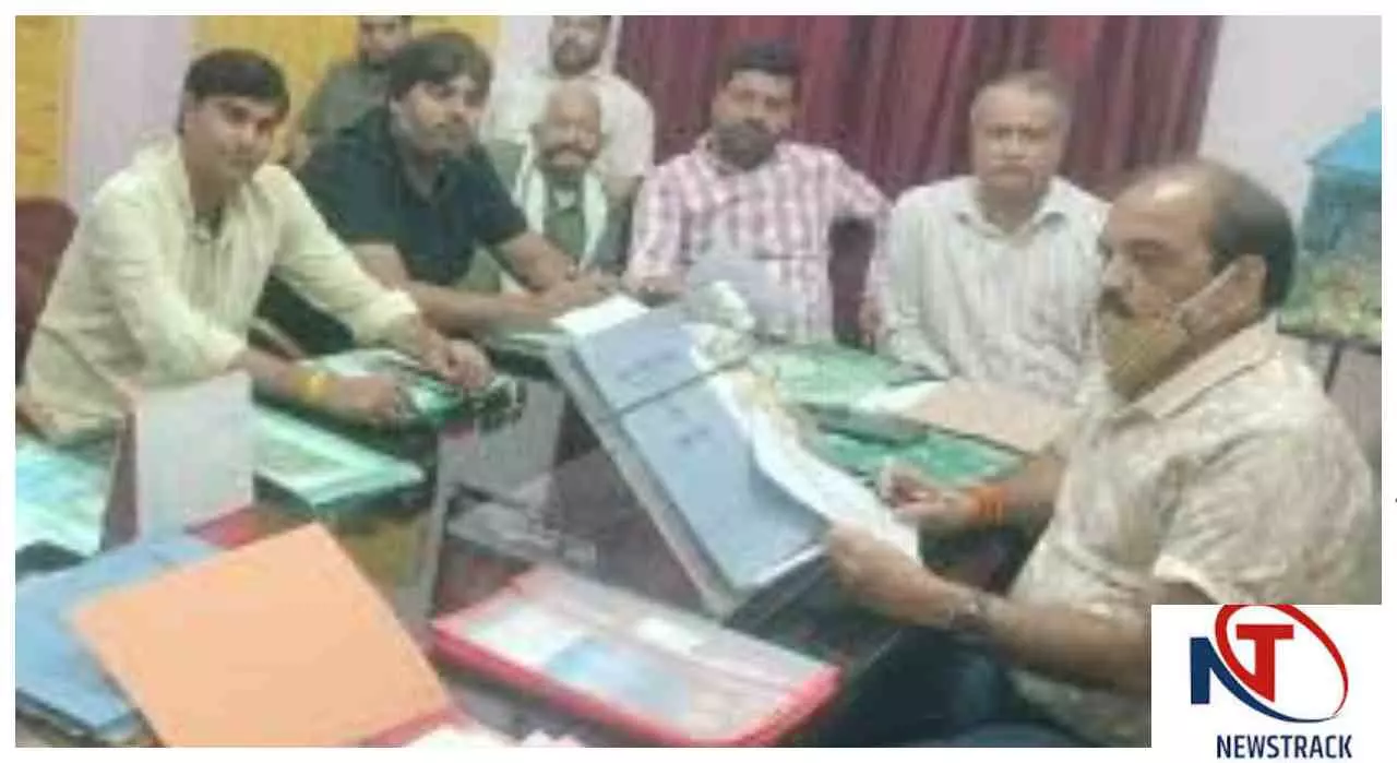 Mainpuri News: सहकारी बैंक की बैठक में बैंकिंग सेवाओं के विस्तार और डिजिटल सुविधाओं पर जोर