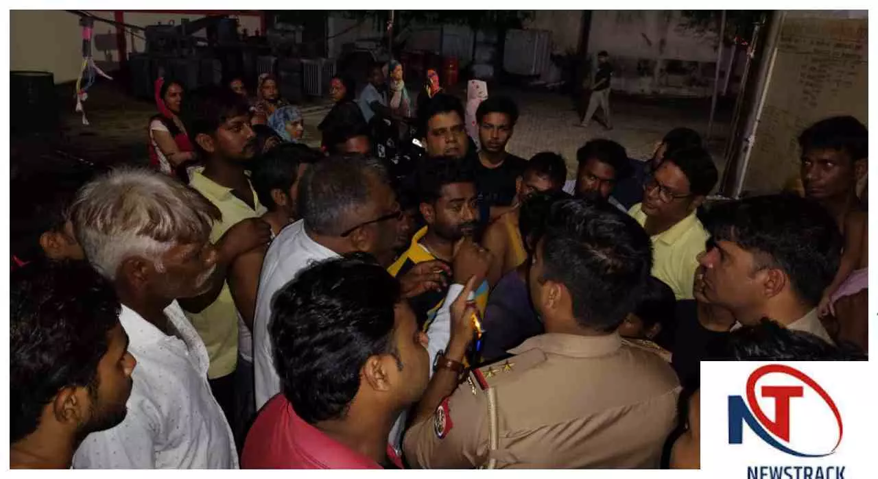 Hapur News: 36 घंटे में दो बार ठप हुआ ट्रांसफार्मर, बिजली-पानी को तरसे हजारों लोग Hapur News: 36 घंटे में दो बार ठप हुआ ट्रांसफार्मर, बिजली-पानी को तरसे हजारों लोग