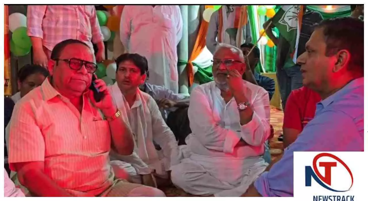 Hapur News: बैनरों से ढकी नेहरू की प्रतिमा पर भड़के कांग्रेसी, नगर पालिका में प्रदर्शन Hapur News: बैनरों से ढकी नेहरू की प्रतिमा पर भड़के कांग्रेसी, नगर पालिका में प्रदर्शन
