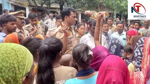 Azamgarh: महिलाओं ने शराब की दुकान के विरोध में किया सड़क जाम, मंदिर-विद्यालय से दूर हटाने की मांग Azamgarh: महिलाओं ने शराब की दुकान के विरोध में किया सड़क जाम, मंदिर-विद्यालय से दूर हटाने की मांग