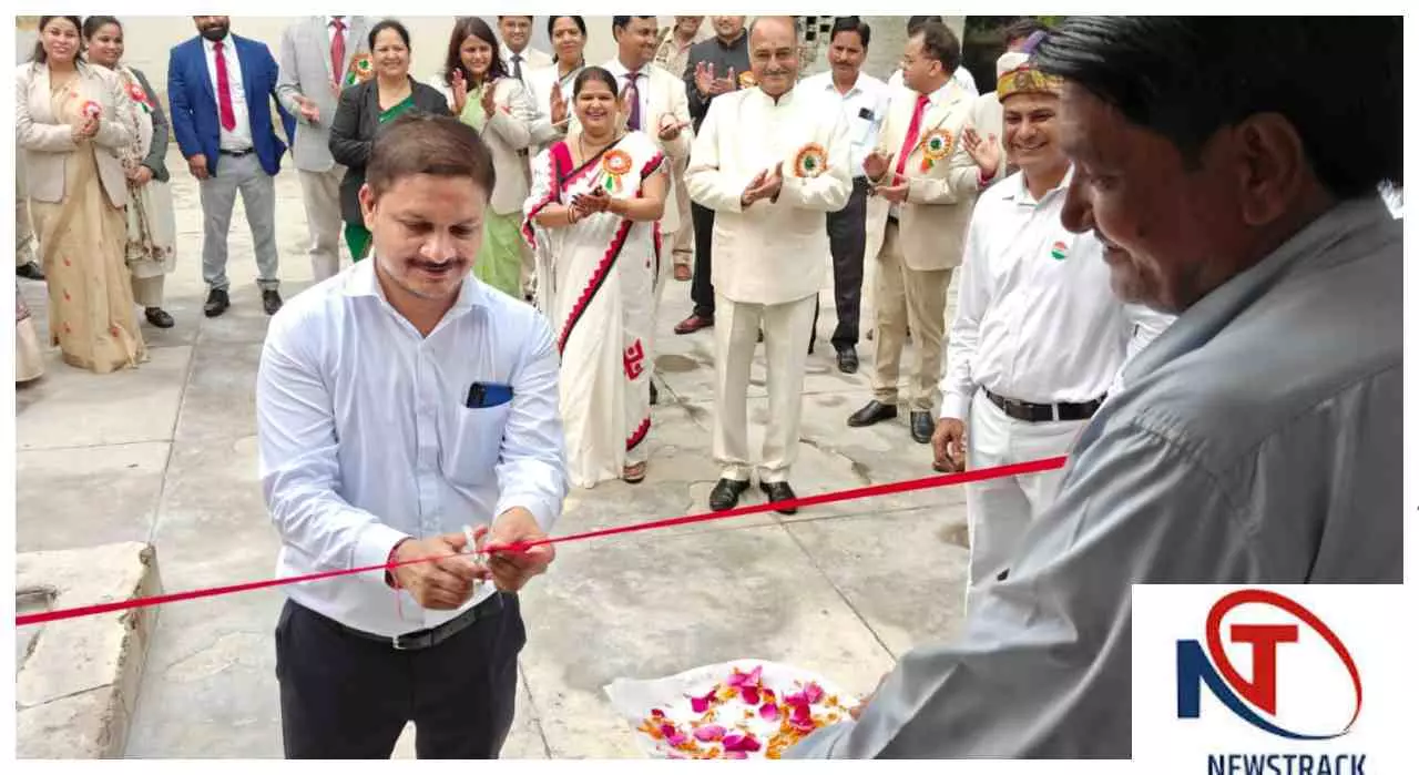 Etah News: जनपद न्यायाधीश की बड़ी सोच, कर्मचारी से कराया वाटर कूलर का उद्घाटन