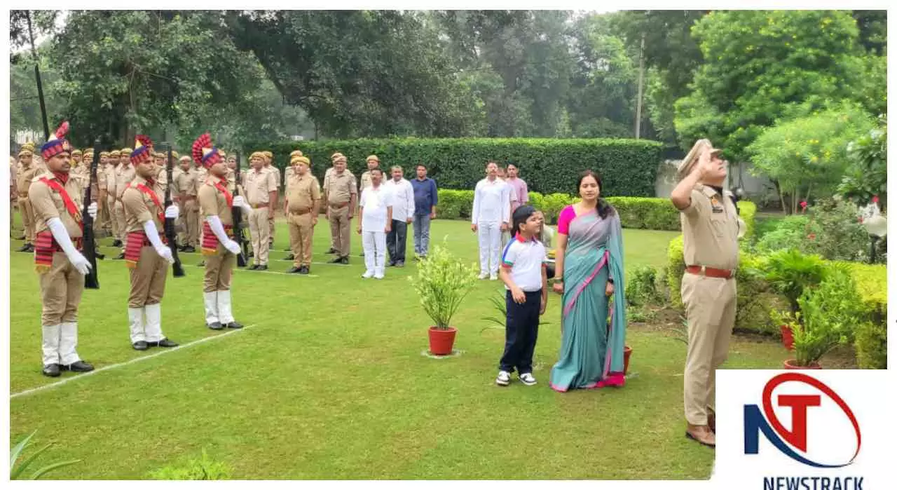 Aligarh News: कलेक्ट्रेट में तिरंगे की शान, डीएम ने कहा - नियम के साथ न्याय जरूरी, देश पहले