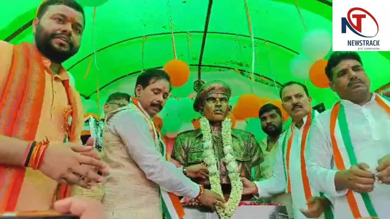 Chandauli News: अमर शहीद चंदन राय के स्मारक पर 70 फीट ऊंचे तिरंगे का कैबिनेट मंत्री ने किया लोकार्पण