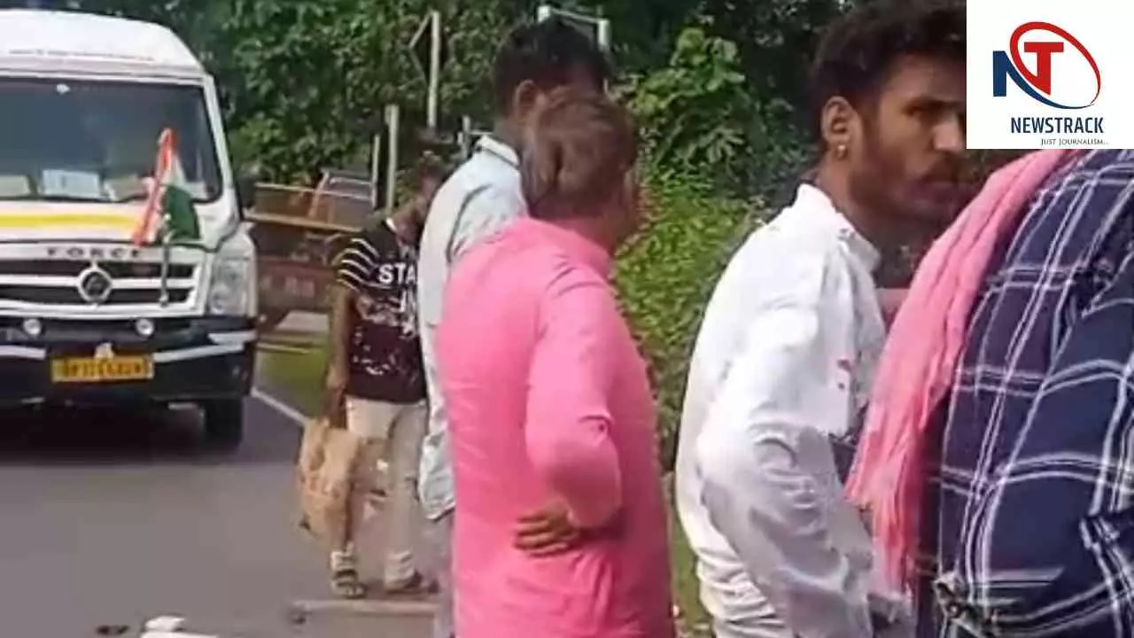 Chandauli News: नौगढ़-चकिया मार्ग पर भीषण हादसा, अनियंत्रित होकर पलटा टेम्पो; 8 यात्री घायल
