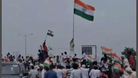 Farmers suffocate, remove barricades and climb highway Farmers suffocate, remove barricades and climb highway