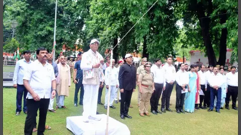 Forest Minister hoists tricolor on Independence Day