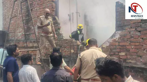 Siddharthnagar News: बांसी में भीषण आग के बीच पुलिस ने 8 लोगों को सुरक्षित निकाला, टली बड़ी जनहानि Siddharthnagar News: बांसी में भीषण आग के बीच पुलिस ने 8 लोगों को सुरक्षित निकाला, टली बड़ी जनहानि