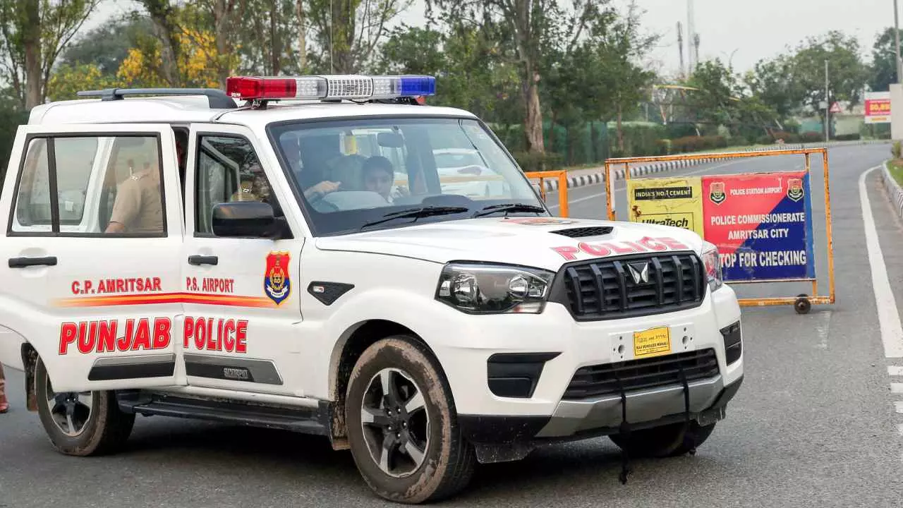 ‘छत से गिर गई... पत्नी की हत्या कर BSF जवान ने बनाई कहानी, ऐसे खुली पोल तो हुआ गिरफ्तार ‘छत से गिर गई... पत्नी की हत्या कर BSF जवान ने बनाई कहानी, ऐसे खुली पोल तो हुआ गिरफ्तार