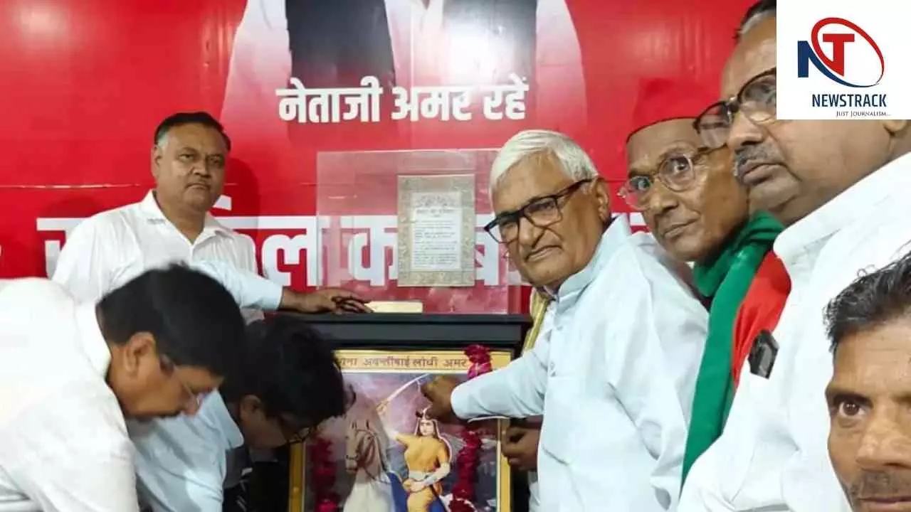 Mainpuri News: मैनपुरी सपा कार्यालय में मनाई गई महारानी अवंती बाई लोधी की जयंती