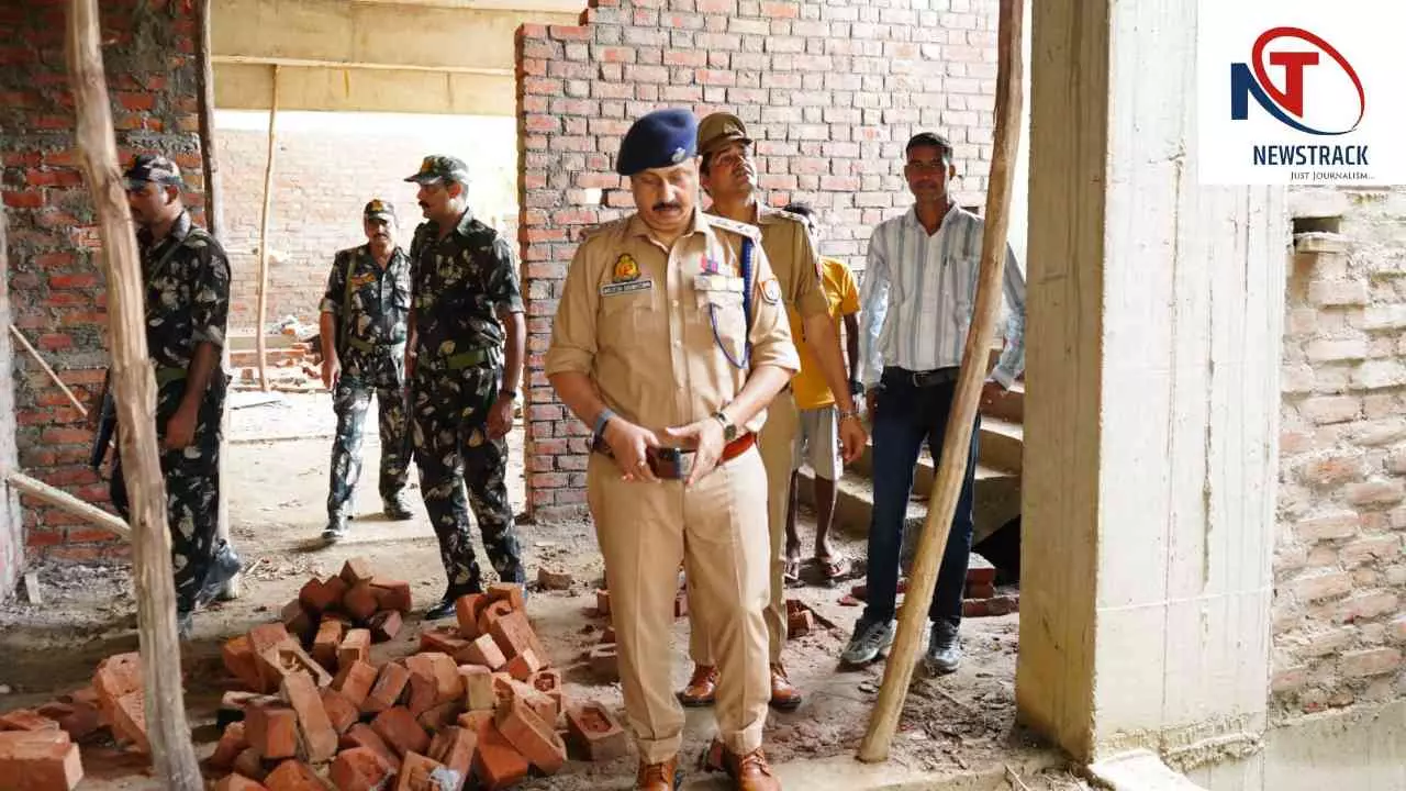 Etawah News: इटावा में निर्माणाधीन साइबर थाना और 12 मंजिला बैरक का एसएसपी ने किया निरीक्षण
