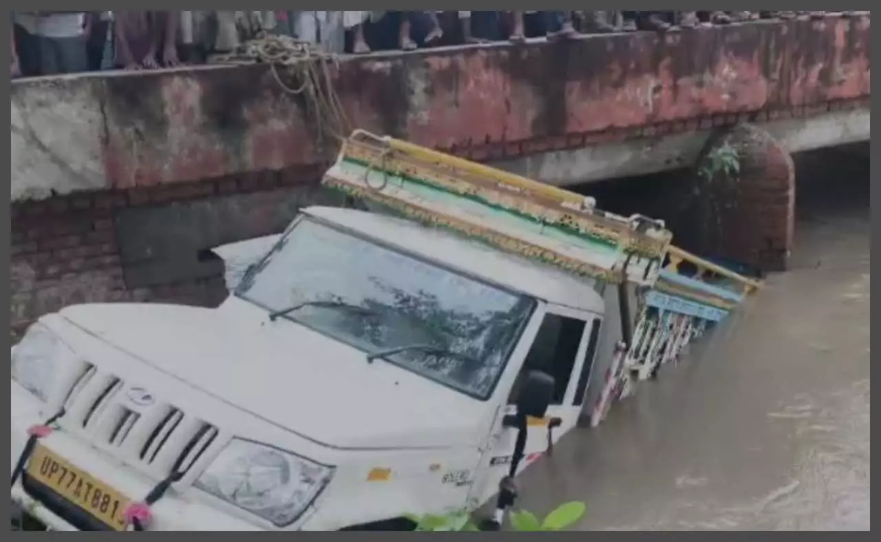 two injured in uncontrolled pickup canal in Rasulabad