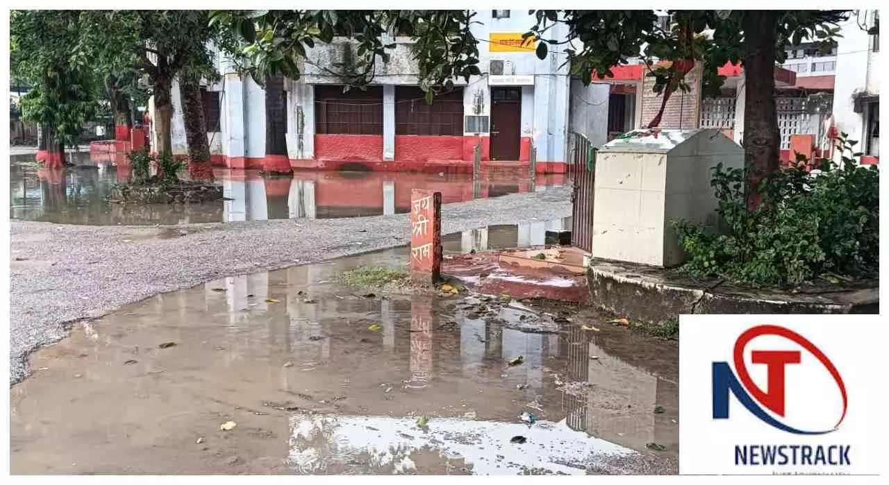 Raebareli News: बारिश का कहर! जिला अस्पताल डूबा, हादसे में घायल युवती जिला अस्पताल रेफर